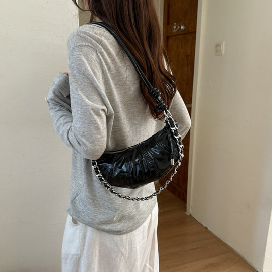 Damen Umhängetasche mit elegantem Kettenverlauf und hochglänzendem Finish Nord Taschen