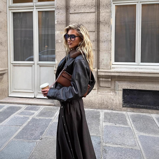 Damen Kurz geschnittene Lederoptik‑Fliegerjacke mit Teddykragen und tailliertem Rippbund Nord Taschen