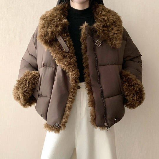 Damen nan kurze Oversize-Pufferjacke mit Teddyfutter, Umlegekragen und Schnallenverschluss Nord Taschen