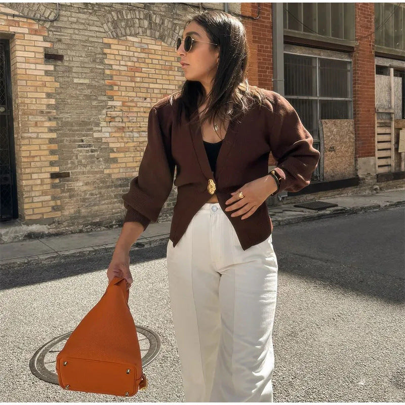 Damen 500+ Cropped‑Cardigan mit Taillenraffung, tiefem V‑Ausschnitt und großem Zierknopf Nord Taschen