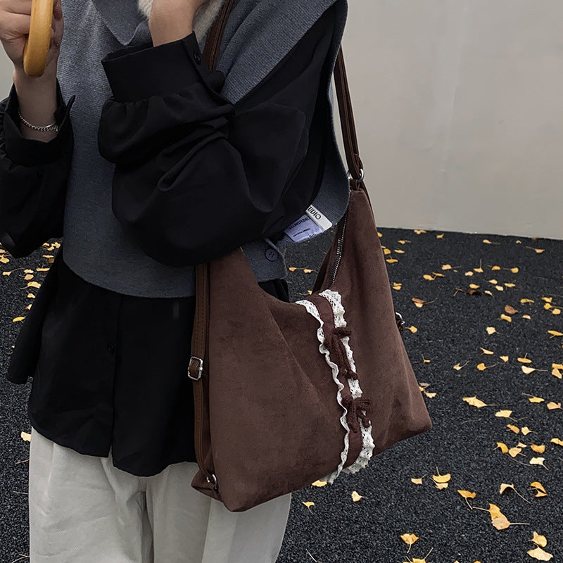 Damen Hobo-Tasche aus weichem Veloursleder mit dekorativem Spitzenakzent Nord Taschen