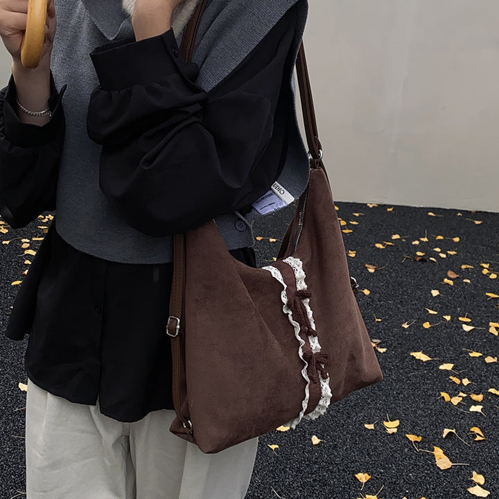Damen Hobo-Tasche aus weichem Veloursleder mit dekorativem Spitzenakzent Nord Taschen