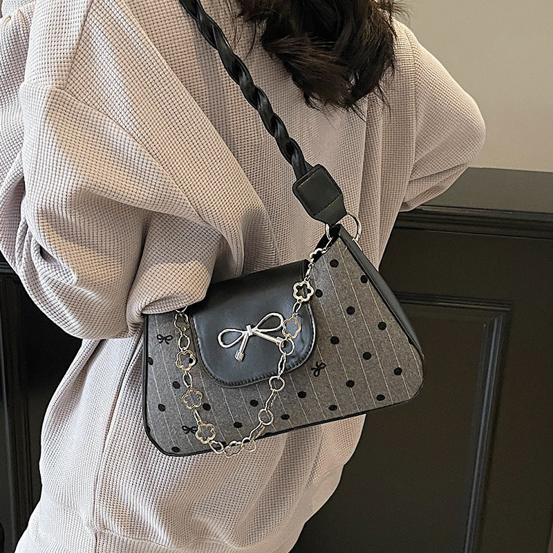 Damen Handtasche mit eleganter Schleifenverzierung und verspielter Kettenapplikation Nord Taschen