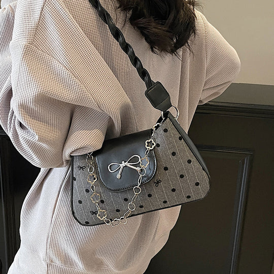 Damen Handtasche mit eleganter Schleifenverzierung und verspielter Kettenapplikation Nord Taschen
