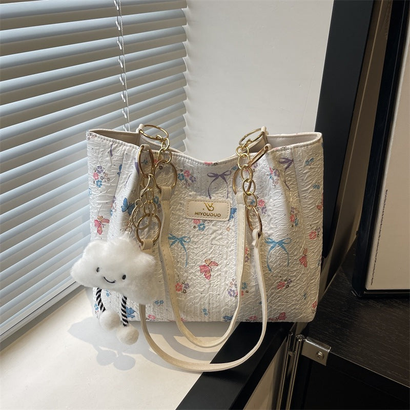 Damen Beuteltasche mit floralem Muster und verspieltem Anhänger Nord Taschen