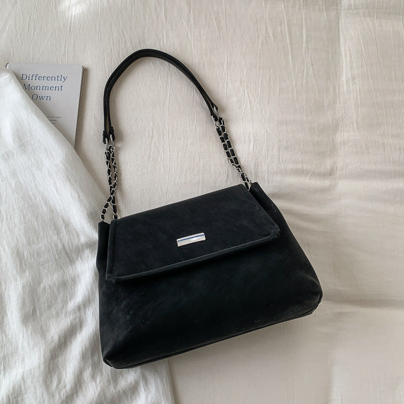 Damen Umhängetasche mit charmantem Plüschanhänger und eleganter Blessur Nord Taschen