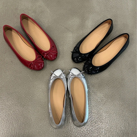Damen Ballerina-Schuhe mit glänzender Oberfläche und verspieltem Schleifenakzent - Arvani