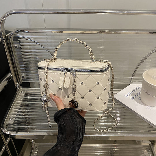 Damen stilvolle Handtasche mit ausgestelltem Design und Kettenverzierung Nord Taschen