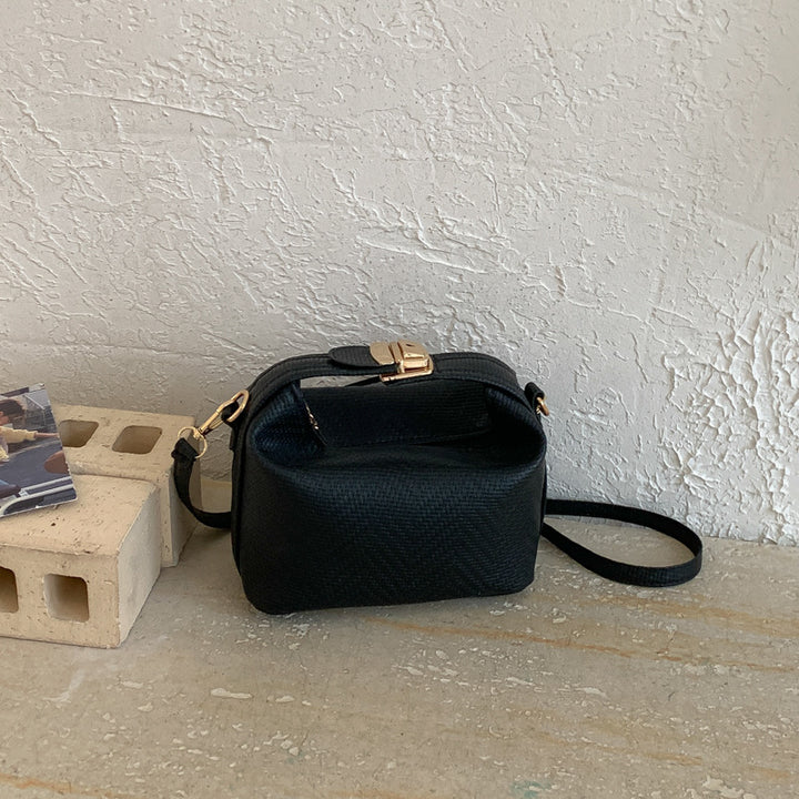 Damen Umhängetasche mit elegantem Design und goldenen Verschlüssen Nord Taschen