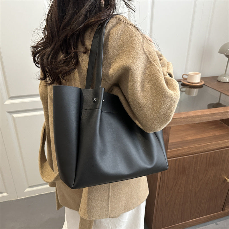 Damen Shopper-Tasche mit elegantem Design und goldenen Akzenten Nord Taschen