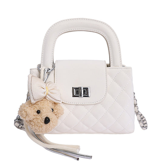 Damen Handtasche mit verspieltem Design und charmanten Anhänger Nord Taschen