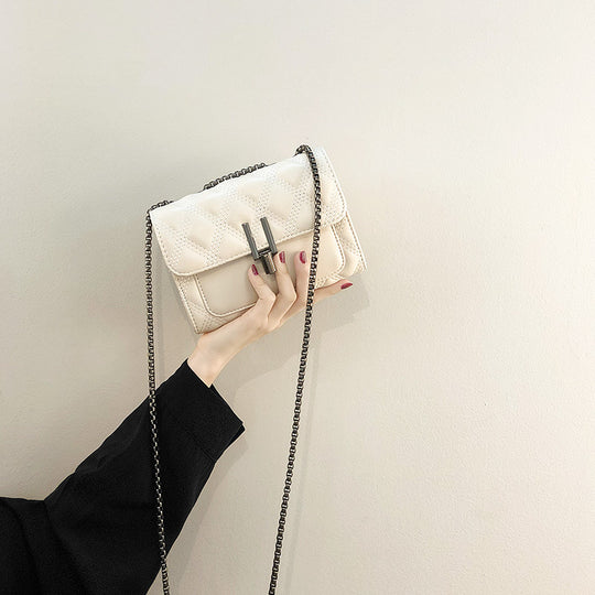Damen Clutch mit eleganter Steppung und hochwertigem Kettenriemen Nord Taschen