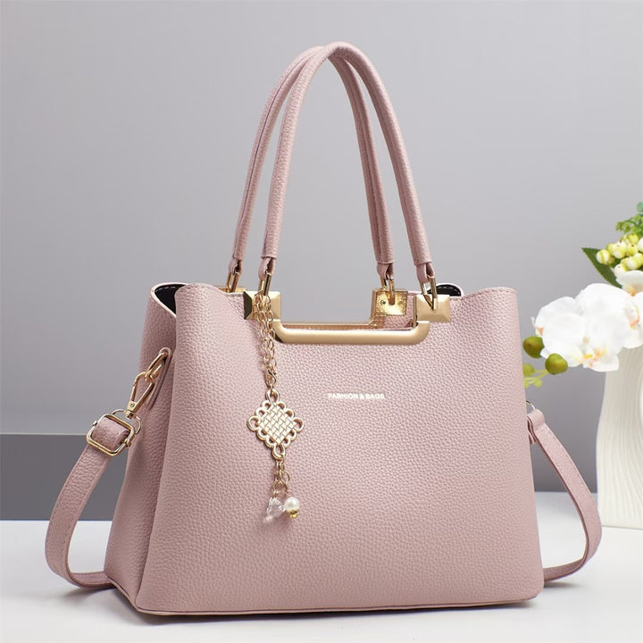 Damen klassische Handtasche mit dekorativem Anhänger Nord Taschen
