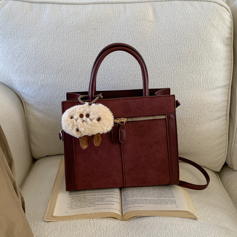Damen stilvolle Handtasche mit charmantem Schlüsselanhänger Nord Taschen