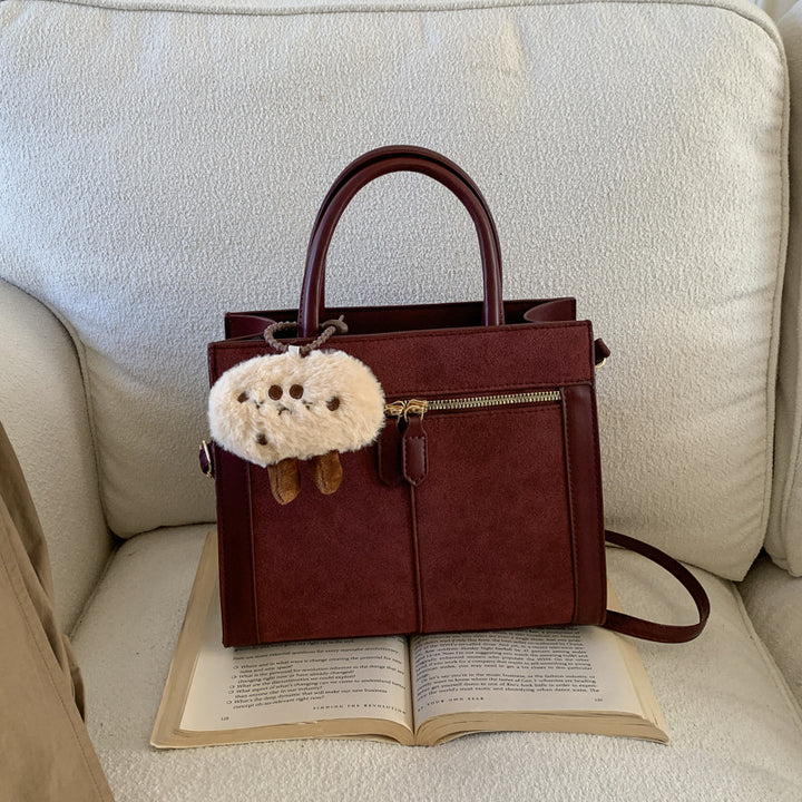 Damen stilvolle Handtasche mit charmantem Schlüsselanhänger Nord Taschen