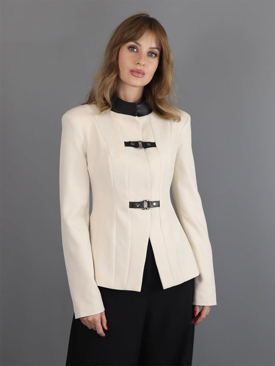 Damen Taillierter Blazer mit Stehkragen, Wiener Nähten und dekorativen Gurtverschlüssen Nord Taschen