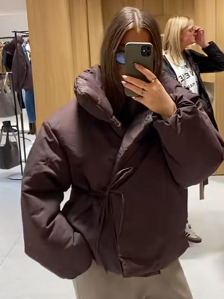 Damen Kurze wattierte Oversize-Pufferjacke mit Kapuze und Bindegürtel Nord Taschen