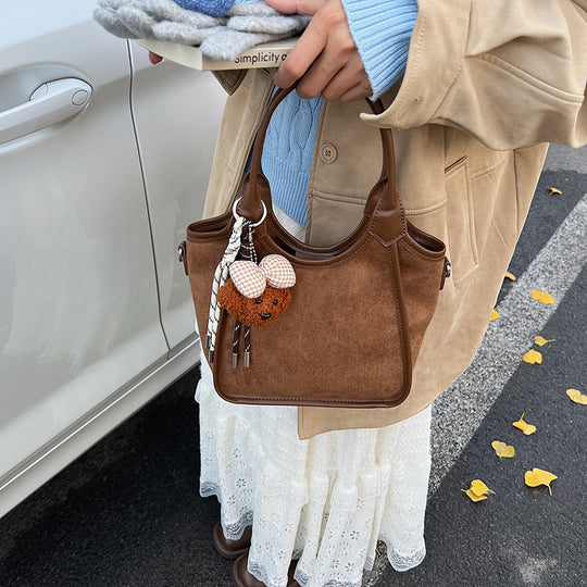 Damen modische Handtasche aus weichem Wildleder mit verspieltem Anhänger Nord Taschen