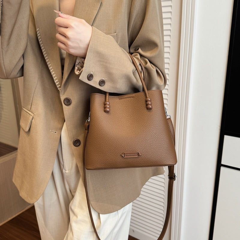 Damen elegante Hobo-Tasche aus geschmeidigem Kunstleder mit strukturierten Akzenten Nord Taschen