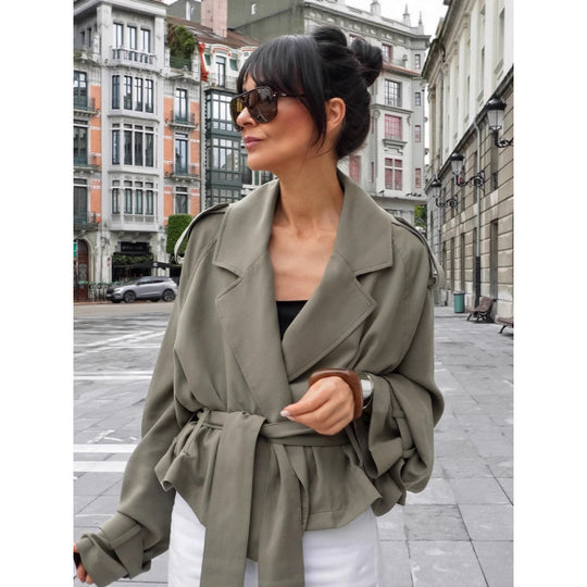 Damen Oversize Trenchjacke im Cropped-Schnitt mit Bindegürtel, überschnittenen Schultern und Ballonärmeln Nord Taschen