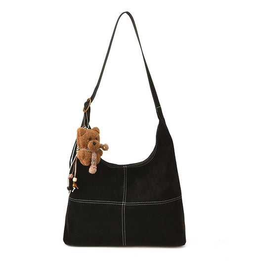 Damen Hobo-Tasche aus weichem Kunstleder mit charmantem Bären-Anhänger Nord Taschen
