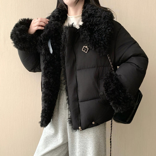Damen nan kurze taillierte Pufferjacke mit voluminösem Kunstfellkragen, Schnallen- und Reißverschlussdetails Nord Taschen
