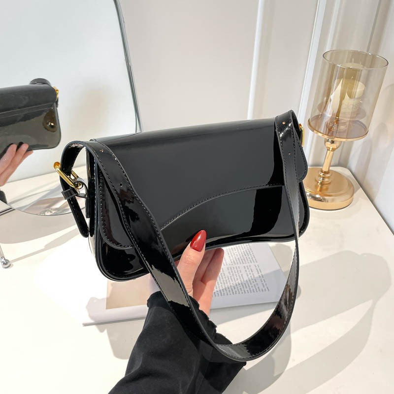 Damen elegante Schultertasche mit glänzendem Finish Nord Taschen