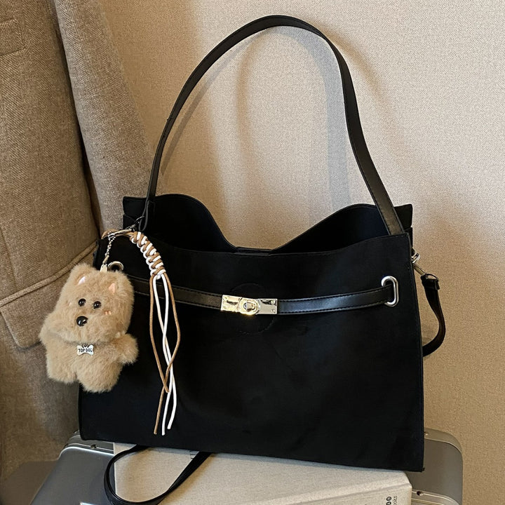 Damen Hobo Tasche aus hochwertigem Veloursleder mit verspieltem Anhänger Nord Taschen