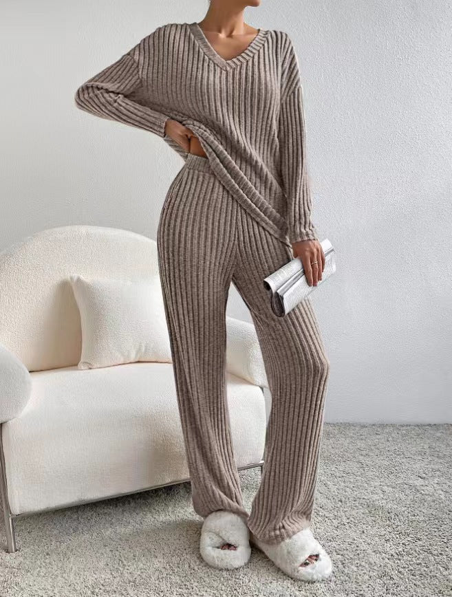 Damen Geripptes Relax-Set aus Feinstrick mit V-Ausschnitt und weiter Komforthose Nord Taschen