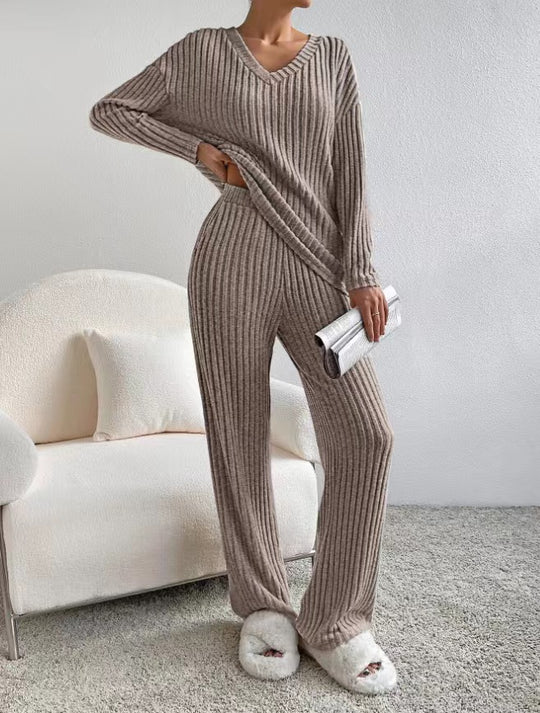 Damen Geripptes Relax-Set aus Feinstrick mit V-Ausschnitt und weiter Komforthose Nord Taschen