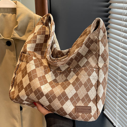 Damen Umhängetasche mit modernem Rautenmuster und praktischen Innenfächern Nord Taschen