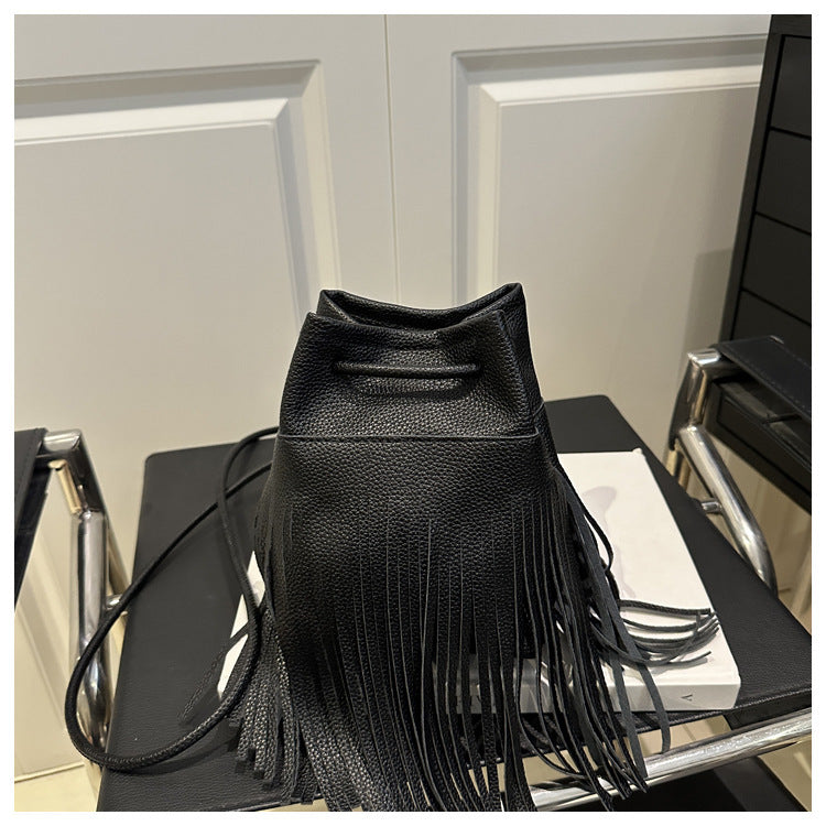 Damen Beuteltasche mit fransigem Design und praktischem Kordelzug Nord Taschen