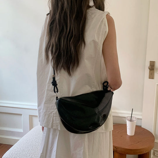Damen Hobo-Tasche mit geschmeidiger Oberfläche und goldenen Verzierungen Nord Taschen