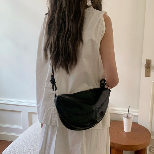 Damen Hobo-Tasche mit geschmeidiger Oberfläche und goldenen Verzierungen Nord Taschen