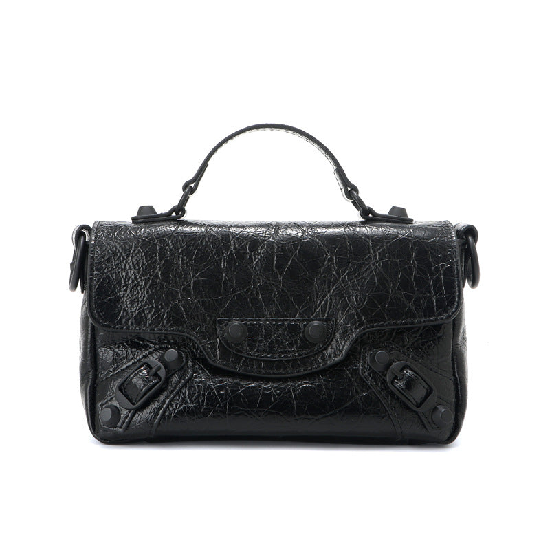 Damen elegante Umhängetasche mit metallischem Finish und praktischen Details Nord Taschen