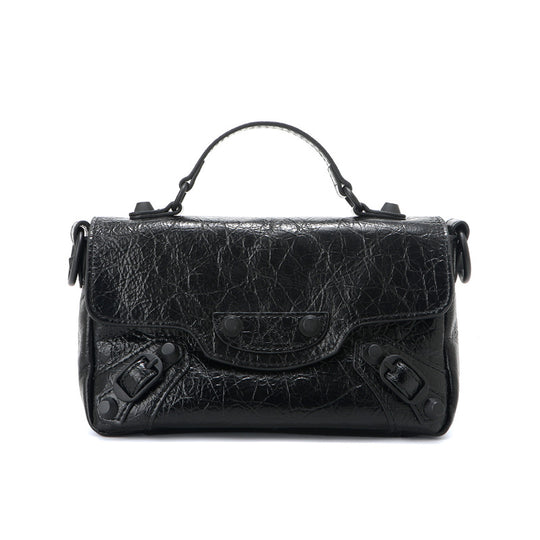 Damen elegante Umhängetasche mit metallischem Finish und praktischen Details Nord Taschen