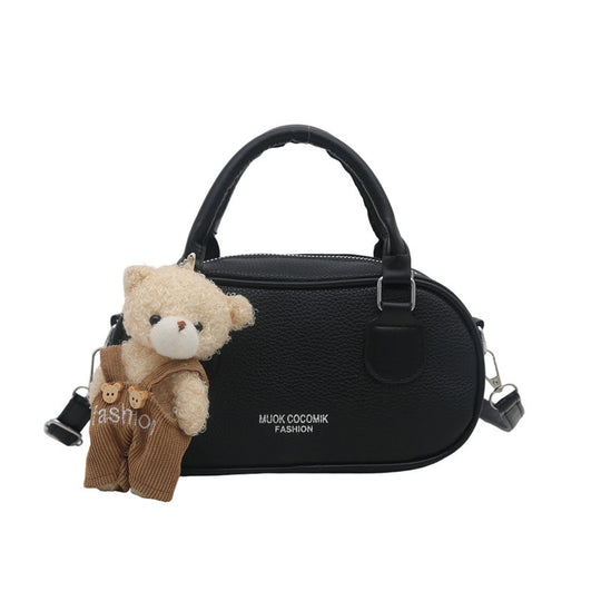 Damenschultertasche mit modernem Design und verspieltem Plüschanhänger Nord Taschen