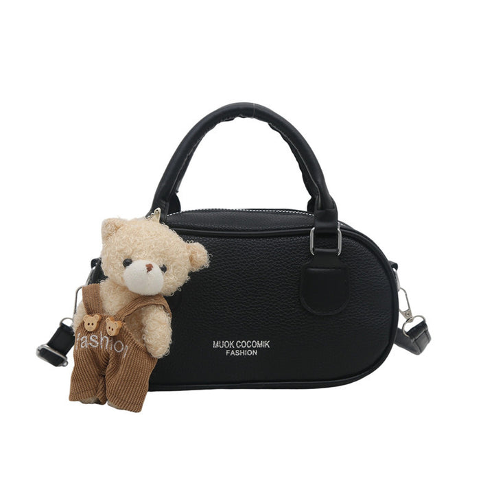 Damenschultertasche mit modernem Design und verspieltem Plüschanhänger Nord Taschen