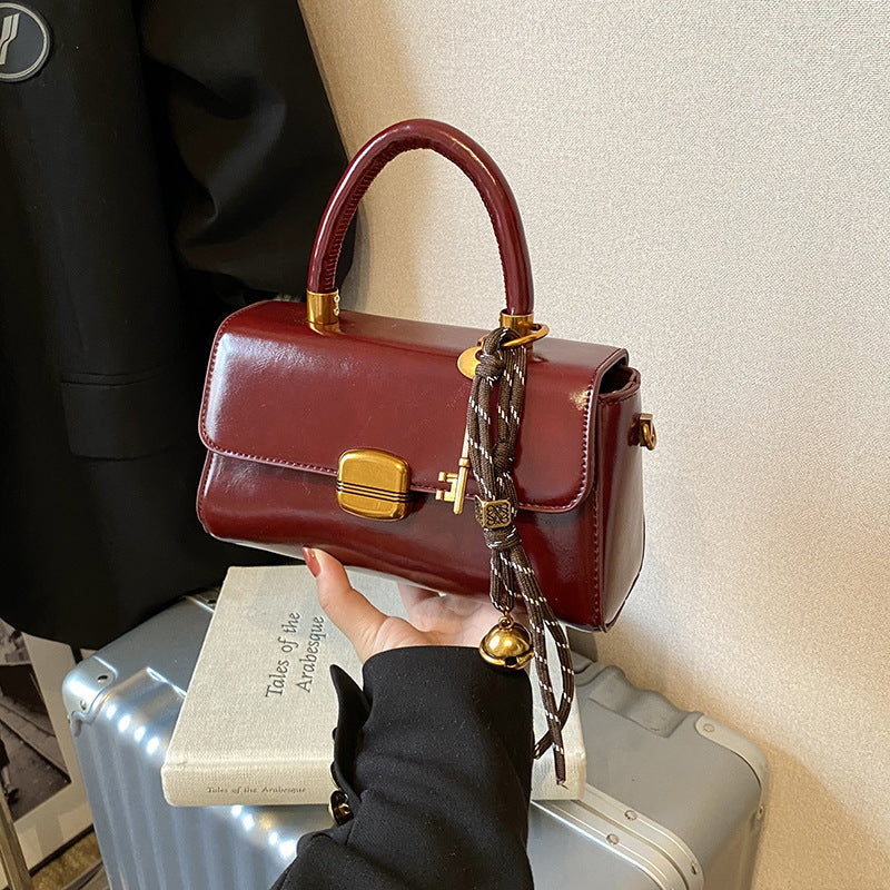 Damen elegante Schultertasche mit exklusivem Schlüsselanhänger Nord Taschen