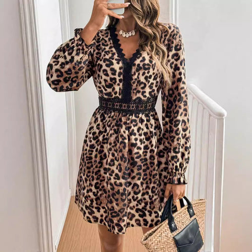 Damen Kleid mit femininer Silhouette und Spitze im Leopardenmuster