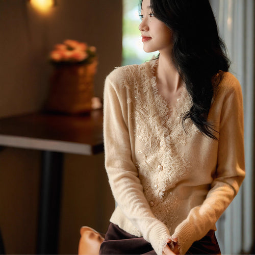 Damen Kurze Mohair-Cardigan mit Spitzenbesatz und Perlenknöpfen Nord Taschen