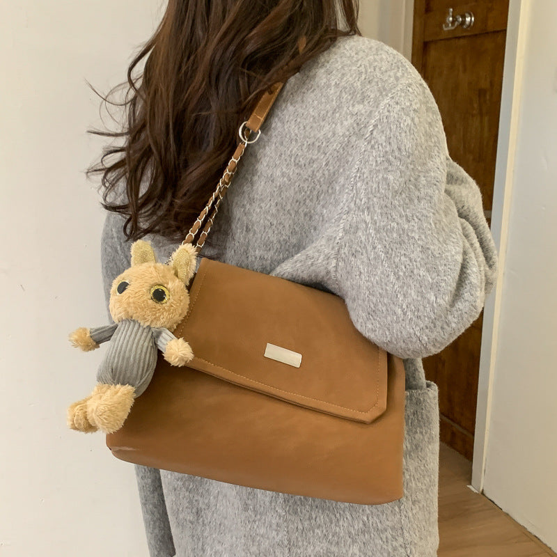 Damen Umhängetasche mit charmantem Plüschanhänger und eleganter Blessur Nord Taschen