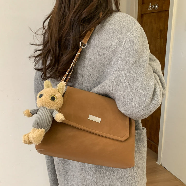 Damen Umhängetasche mit charmantem Plüschanhänger und eleganter Blessur Nord Taschen
