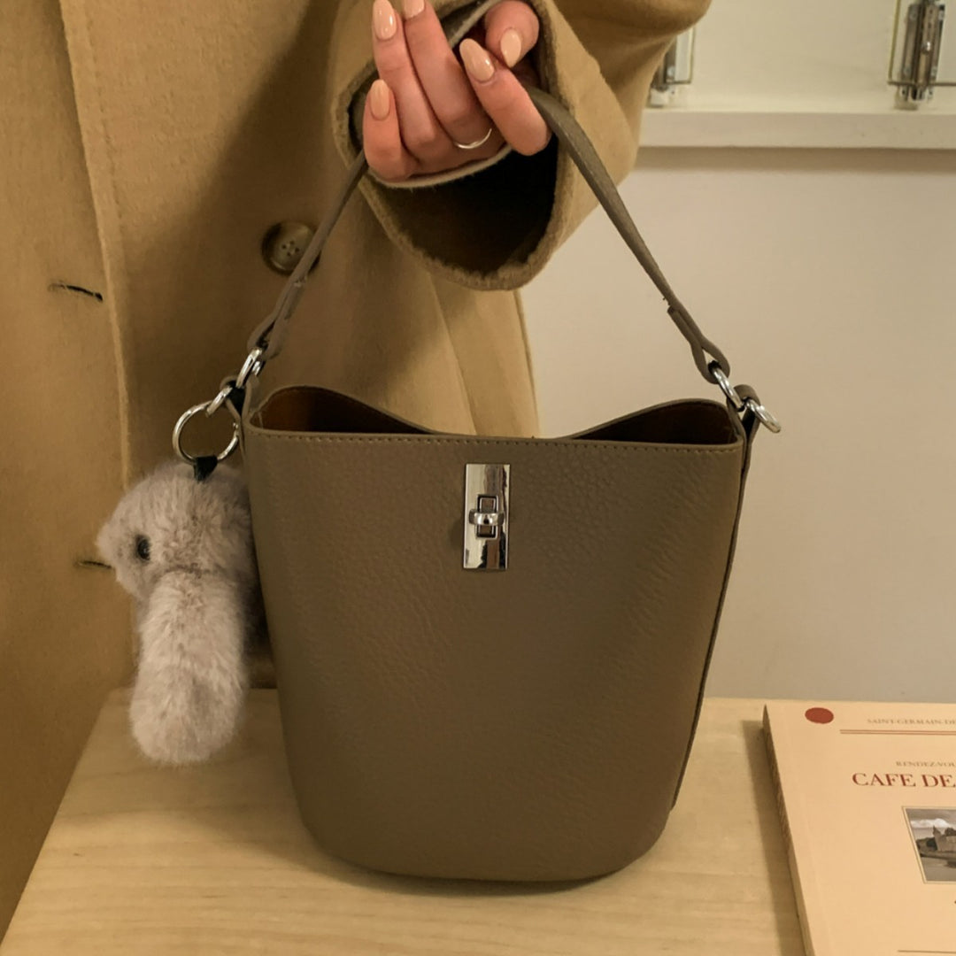 Damen Bucket-Bag mit verspieltem Plüschanhänger Nord Taschen