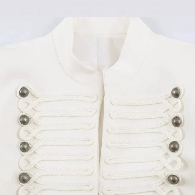 Damen Taillierter Cropped‑Blazer mit militärischer Galonverzierung und Stehkragen Nord Taschen