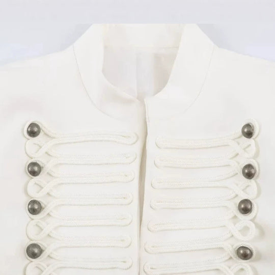Damen Taillierter Cropped‑Blazer mit militärischer Galonverzierung und Stehkragen Nord Taschen