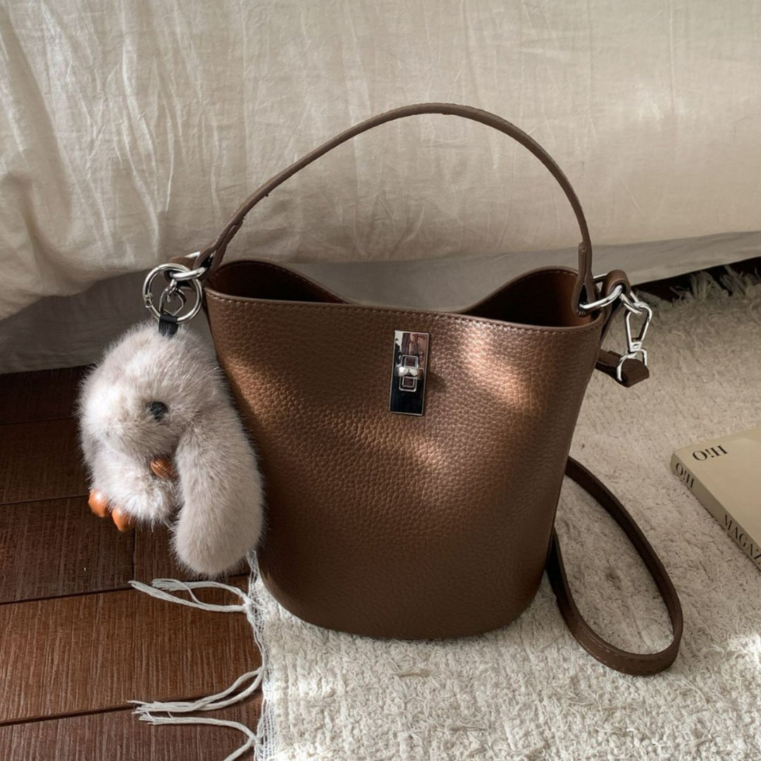 Damen Bucket-Bag mit verspieltem Plüschanhänger Nord Taschen