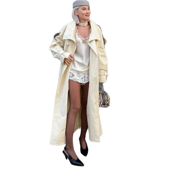 Damen langer leichter Trenchcoat mit weitem Schalkragen und überschnittener Schulter Nord Taschen