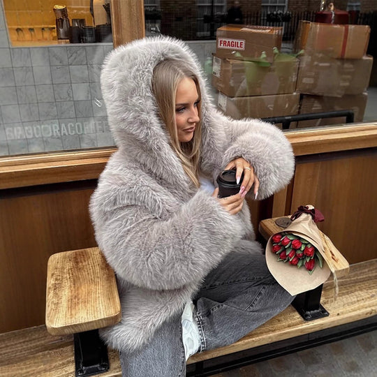 Damen Kuschelige Kurz-Kunstpelzjacke mit extravoluminöser Kapuze Nord Taschen