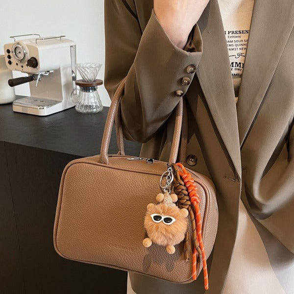 Damen Handtasche im stilvollen Design mit abnehmbarem Kuschelanhänger | Nord Taschen